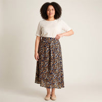 Falda Azul Maxi Calce Normal en modelo plus size