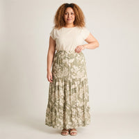 Falda Verde Maxi con Lúrex Calce Normal en modelo plus size