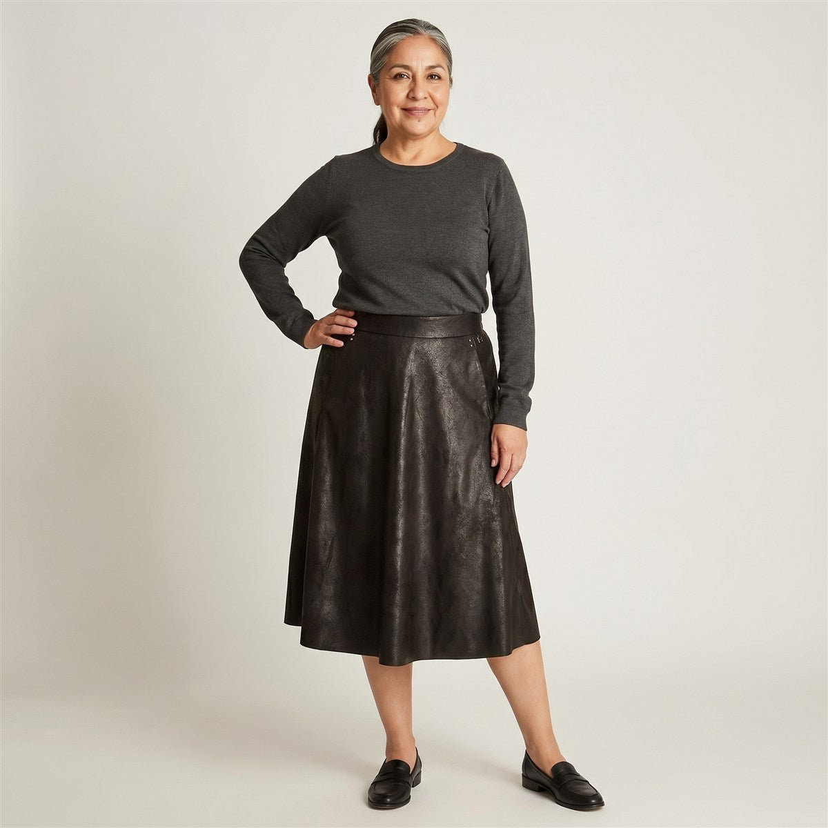 Falda Midi Negra en Suede con Aplicaciones MetÃ¡licas en modelo adulta