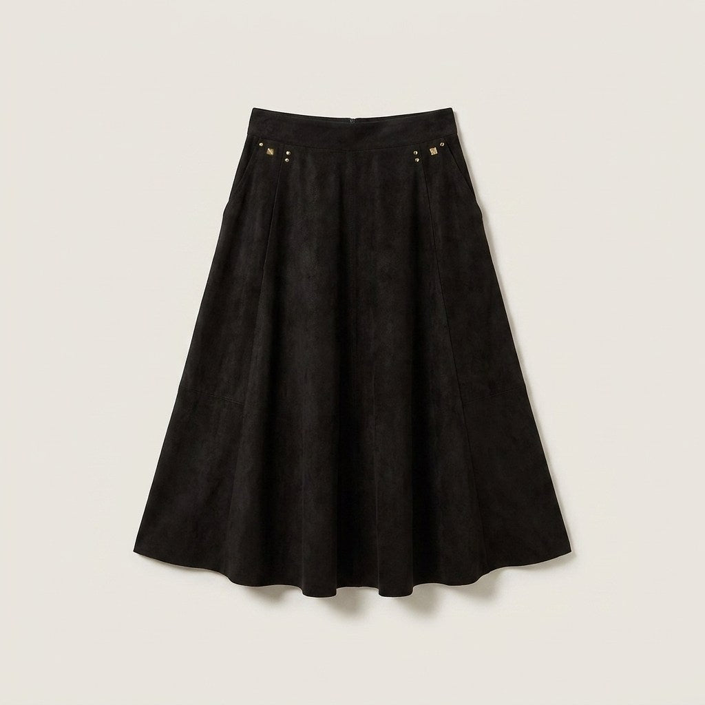 Falda Midi Negra en Suede con Aplicaciones Metálicas en plano