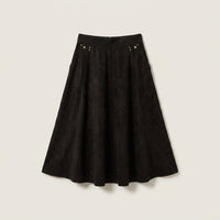 Falda Midi Negra en Suede con Aplicaciones Metálicas en plano