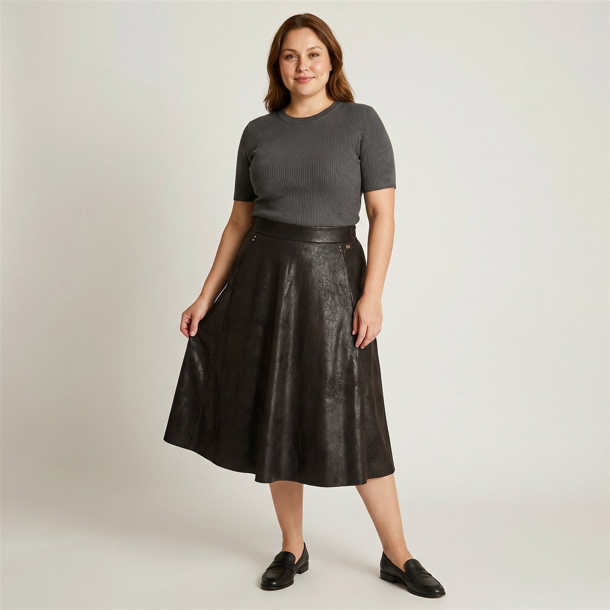 Falda Midi Negra en Suede con Aplicaciones MetÃ¡licas en modelo plus size