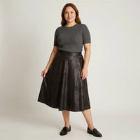 Falda Midi Negra en Suede con Aplicaciones MetÃ¡licas en modelo plus size