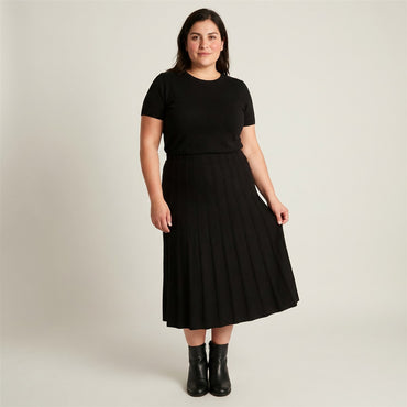 Falda Midi Negra con Pliegues en Tejido en modelo plus size