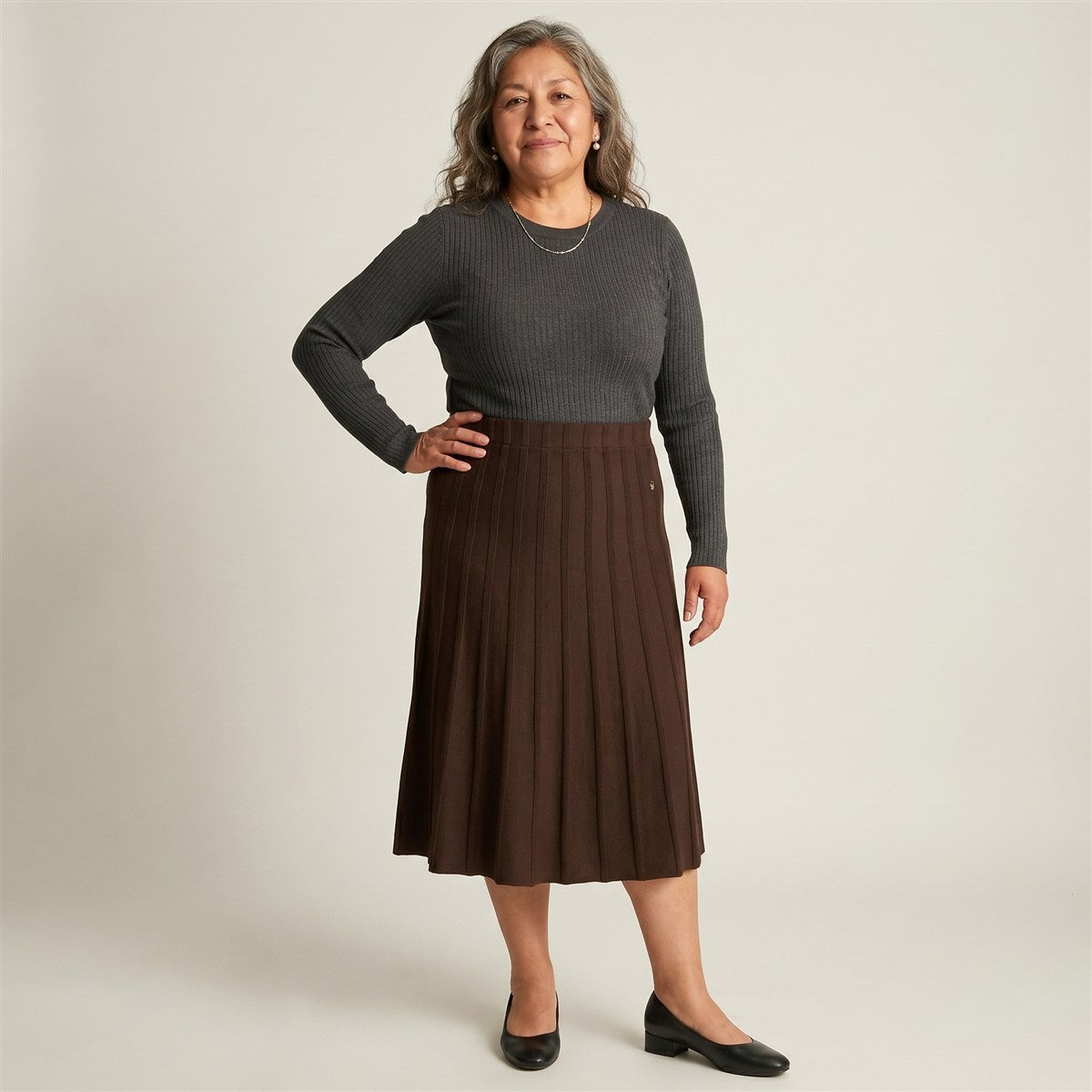 Falda Midi Café con Pliegues en Tejido en modelo adulta