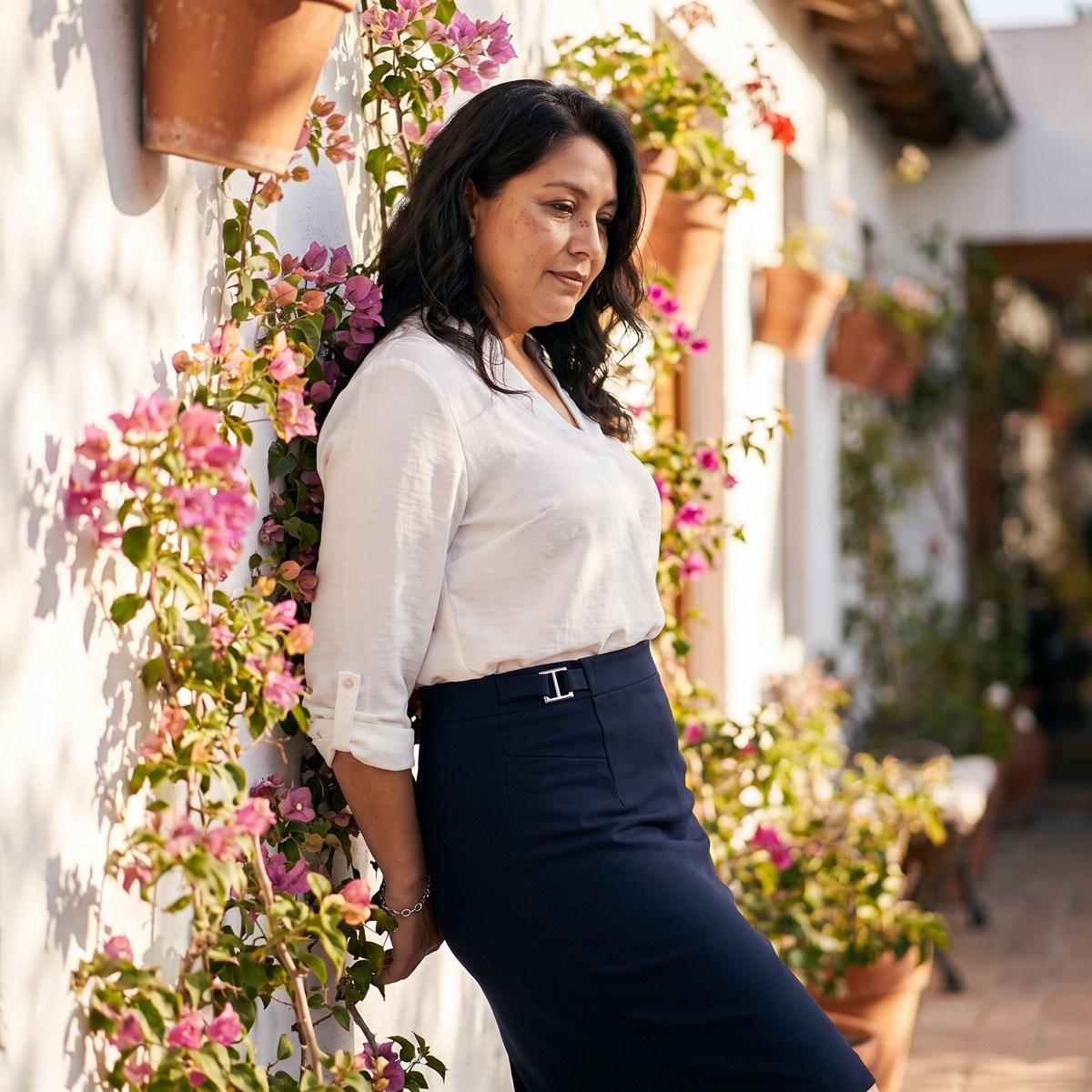 Falda Elasticada con Aplicación en Pretina Azul lifestyle