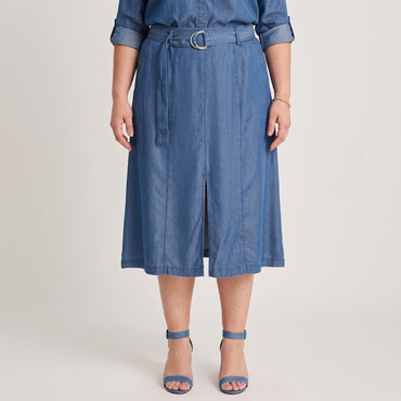 Falda Lyocell Hebilla Metálica Azul en modelo plus size