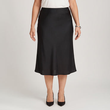 Falda de Satín Negro en modelo plus size