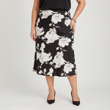 Falda de Satín Crudo en modelo plus size
