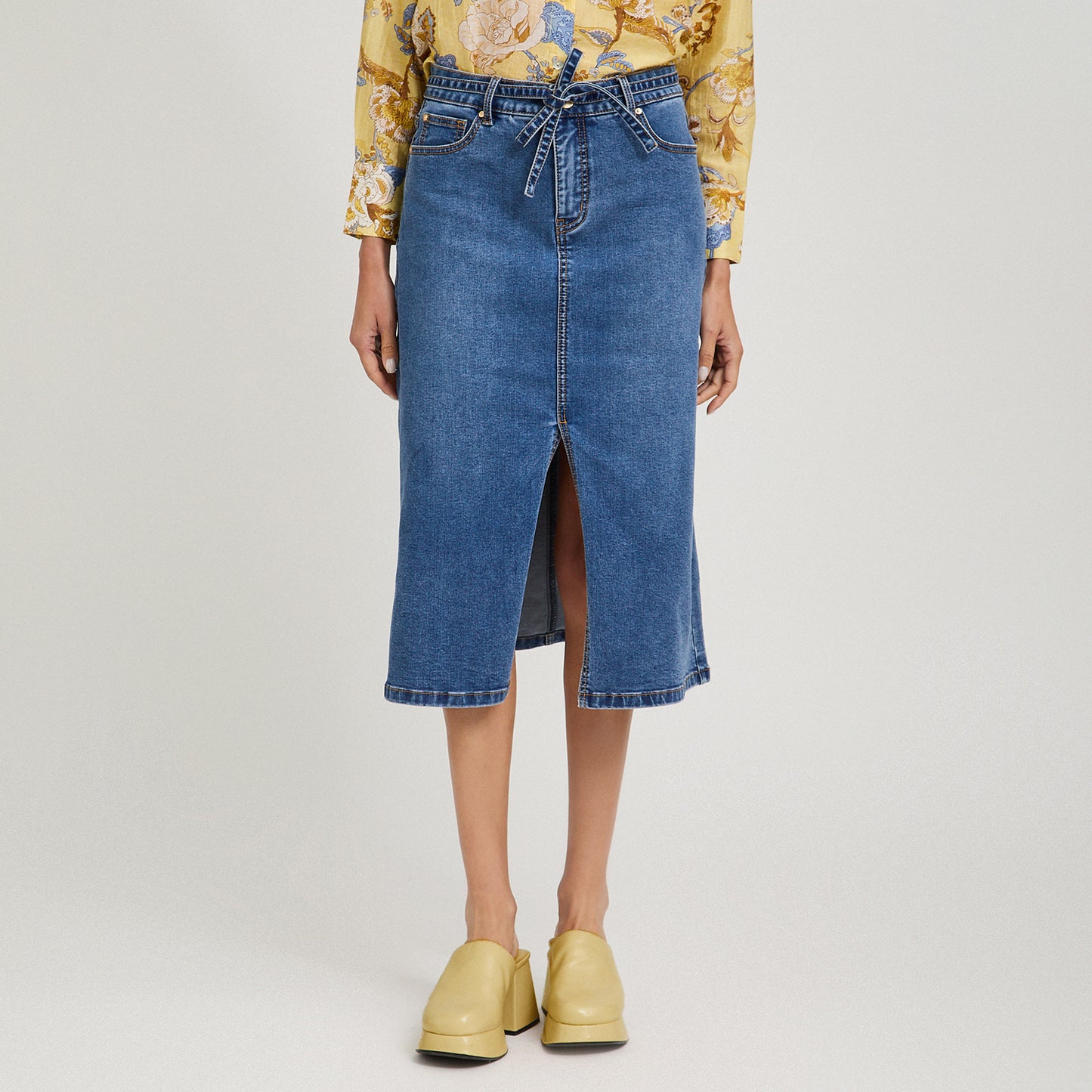 Falda de Denim con Cinturón y Corte Frontal Azul