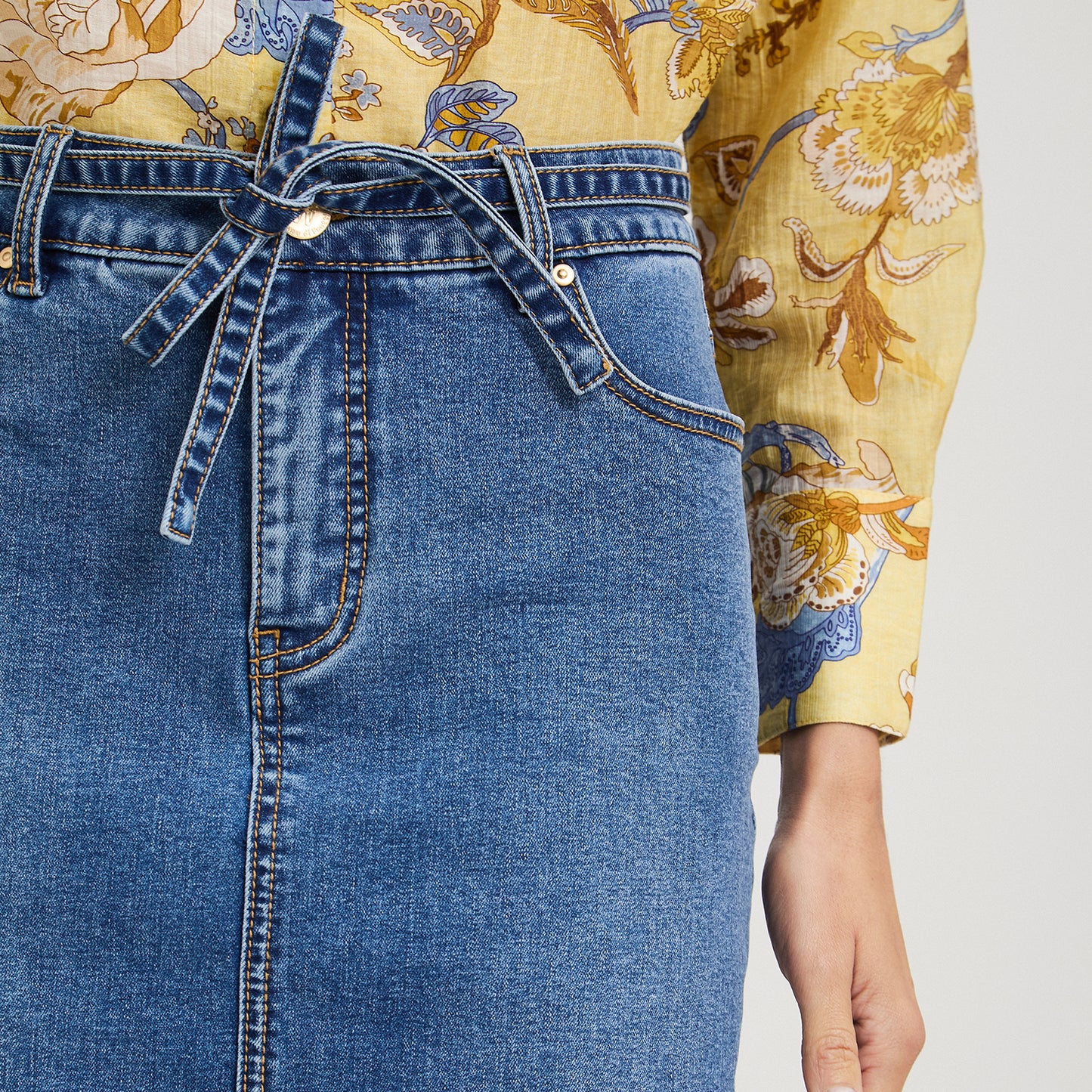 Falda de Denim con Cinturón y Corte Frontal Azul