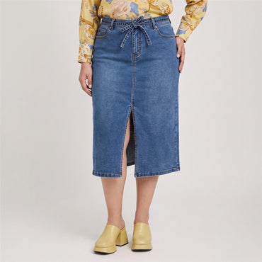 Falda de Denim con Cinturón y Corte Frontal Azul en modelo plus size