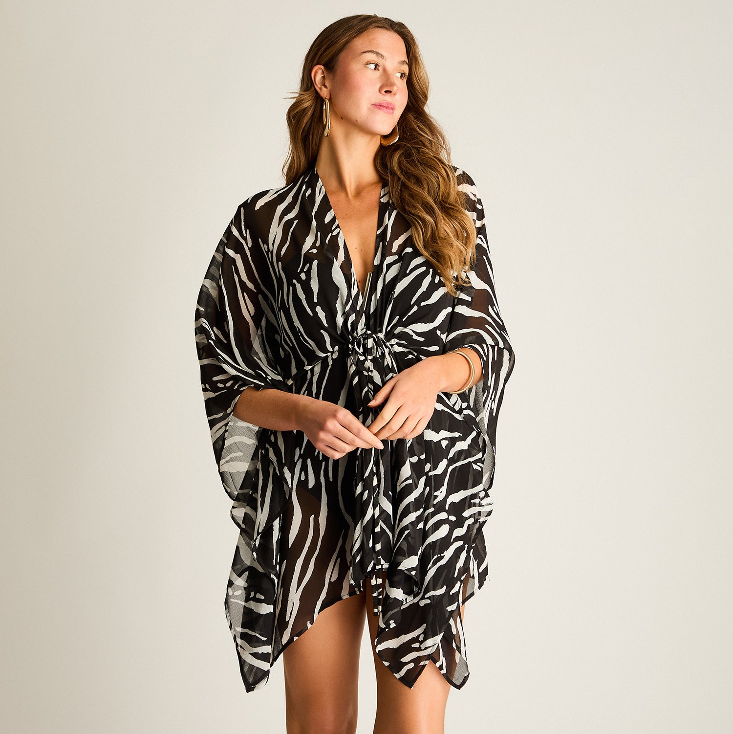 Salida de Playa Negra Estilo Animal Print