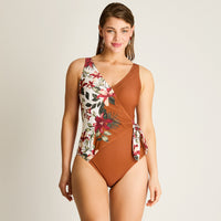 Traje de Baño Entero Terracota con Estampado Floral y Nudo Lateral