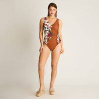 Traje de Baño Entero Terracota con Estampado Floral y Nudo Lateral