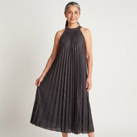 Vestido Largo Negro Sin Manga Plisado Cuello Redondo en modelo adulta
