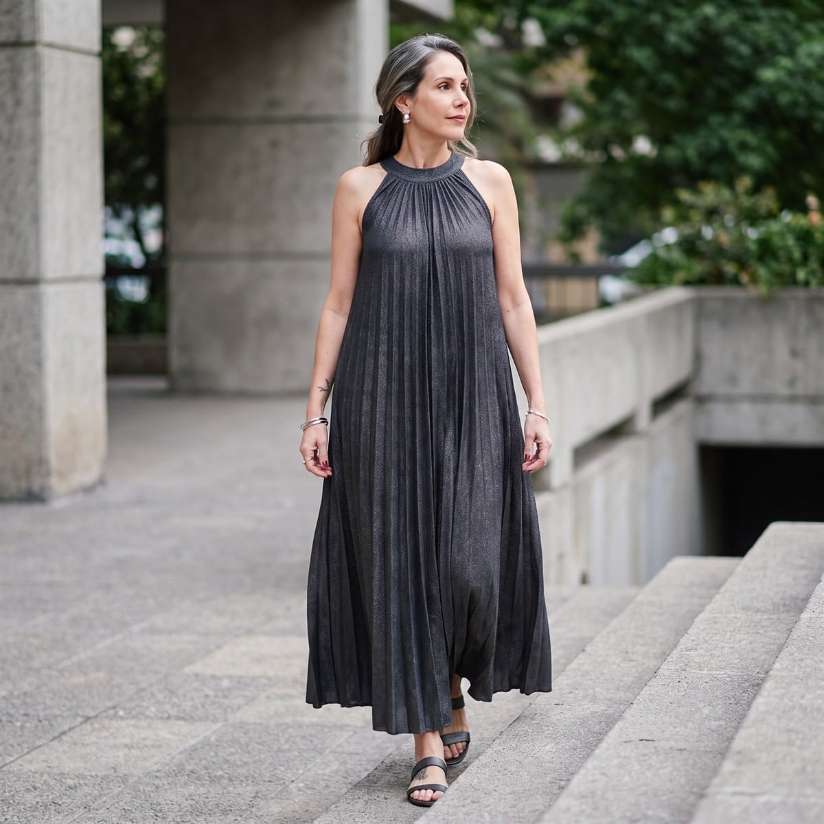 Vestido Largo Negro Sin Manga Plisado Cuello Redondo lifestyle