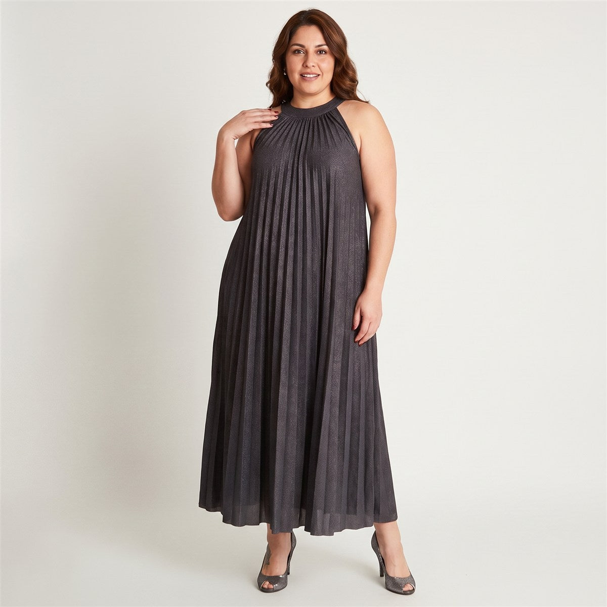 Vestido Largo Negro Sin Manga Plisado Cuello Redondo en modelo plus size