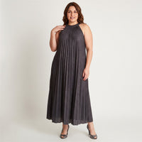 Vestido Largo Negro Sin Manga Plisado Cuello Redondo en modelo plus size