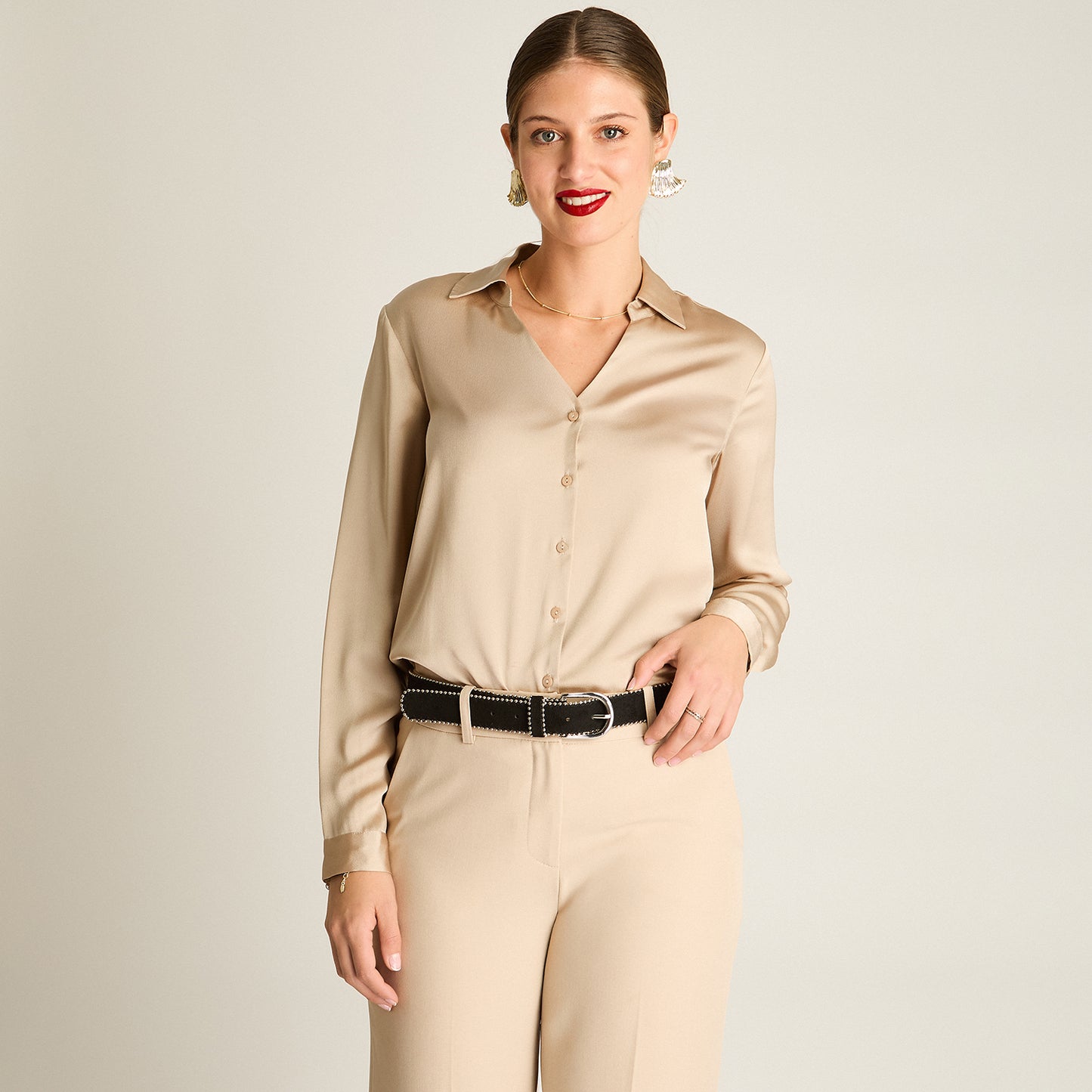 Cinturón Negro con Tachas Metálicas