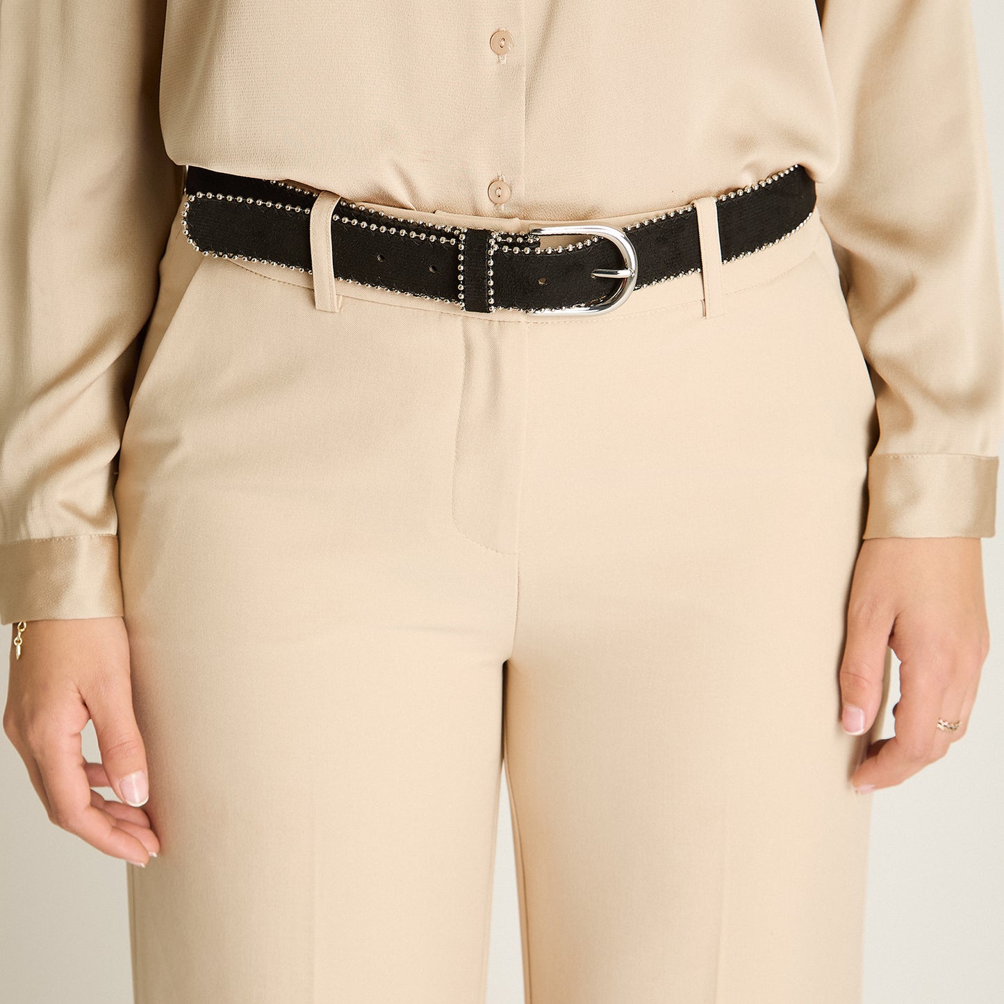 Cinturón Negro con Tachas Metálicas