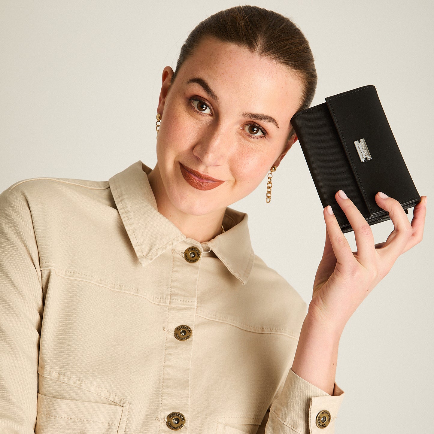 Billetera Negra Compacta con Broche