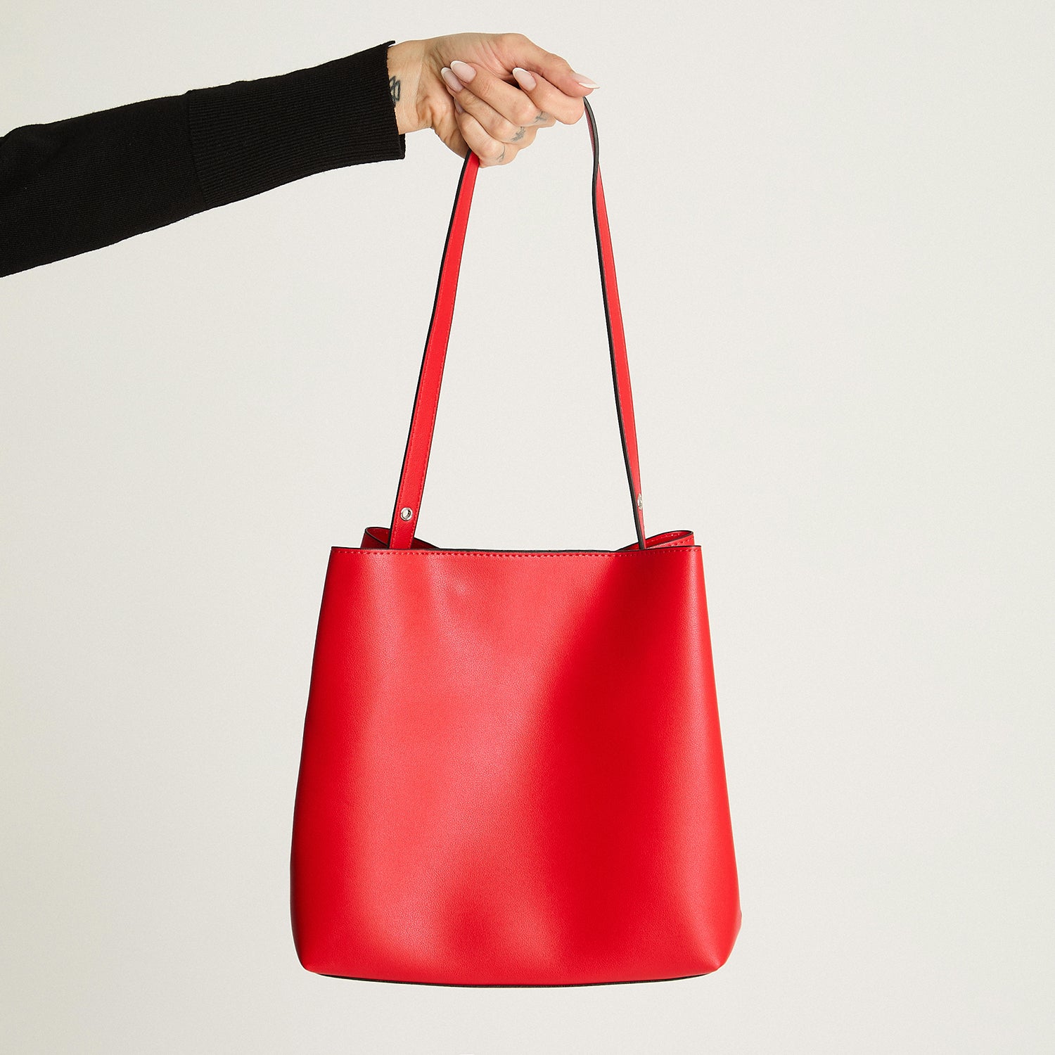 Cartera Rigida Con Un Strap Rojo Lorenzo Di Pontti