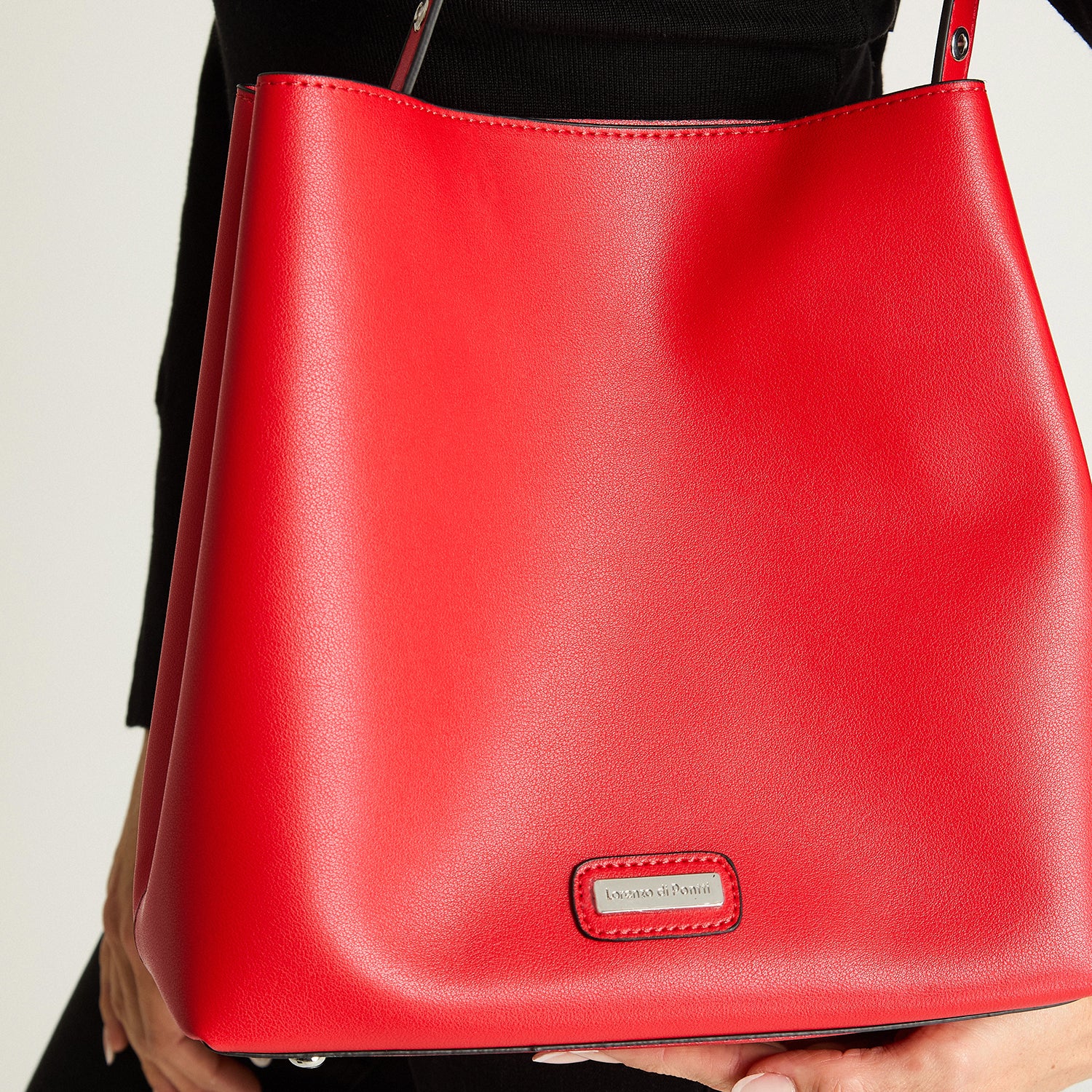 Cartera Rigida Con Un Strap Rojo Lorenzo Di Pontti