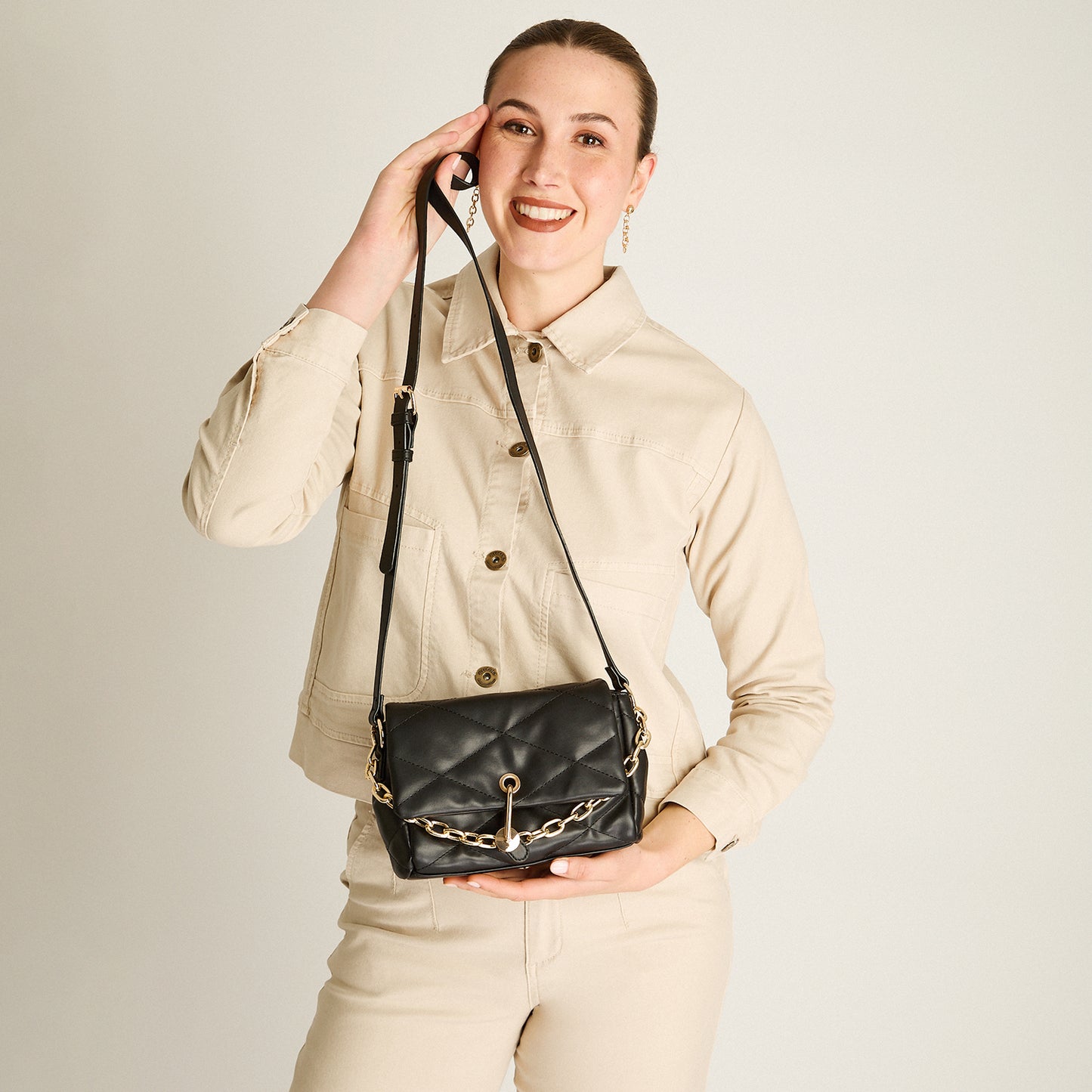 Cartera Negra Acolchada con Cadena