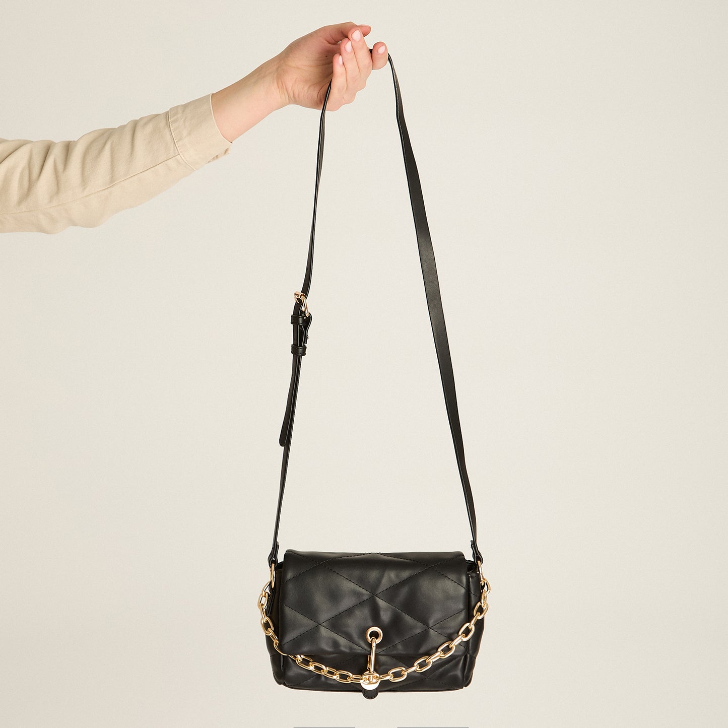 Cartera Negra Acolchada con Cadena