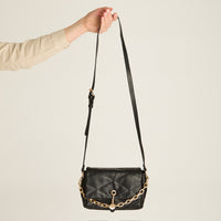 Cartera Negra Acolchada con Cadena