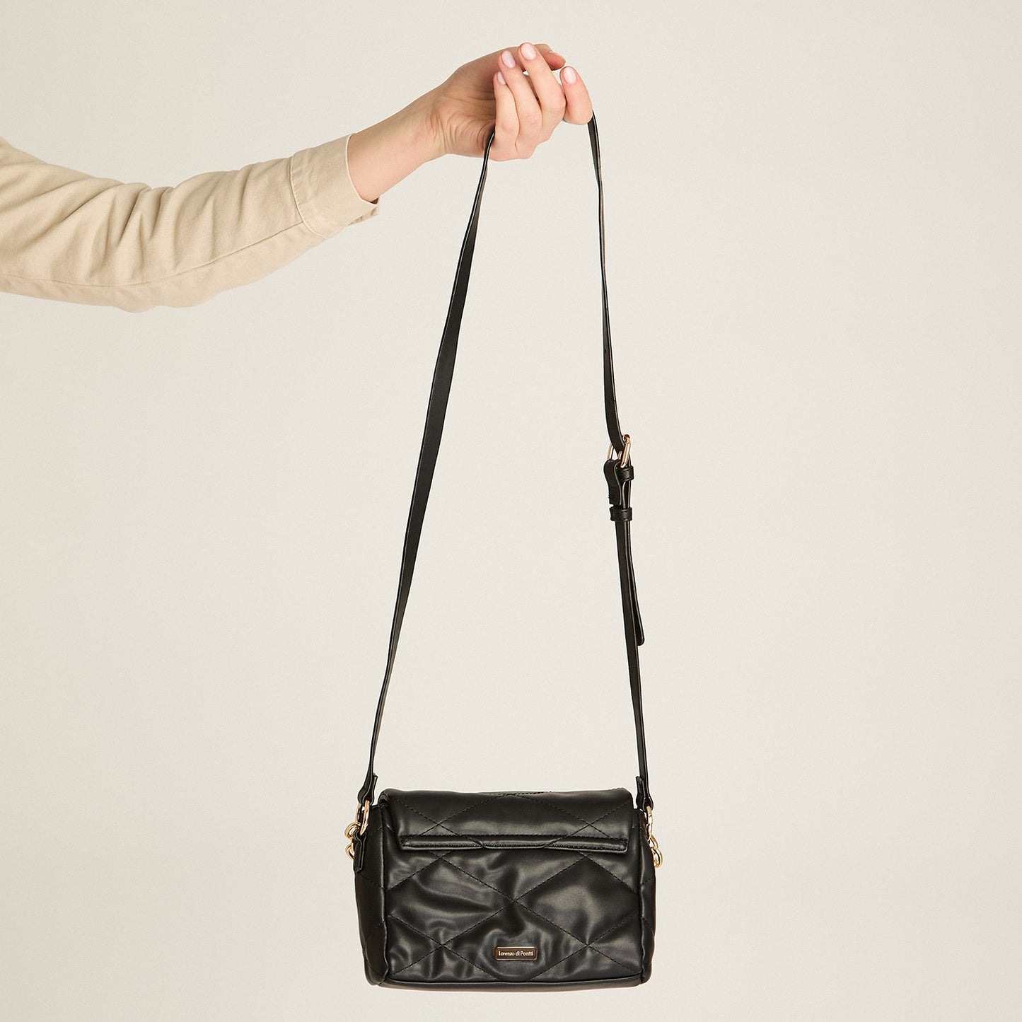 Cartera Negra Acolchada con Cadena