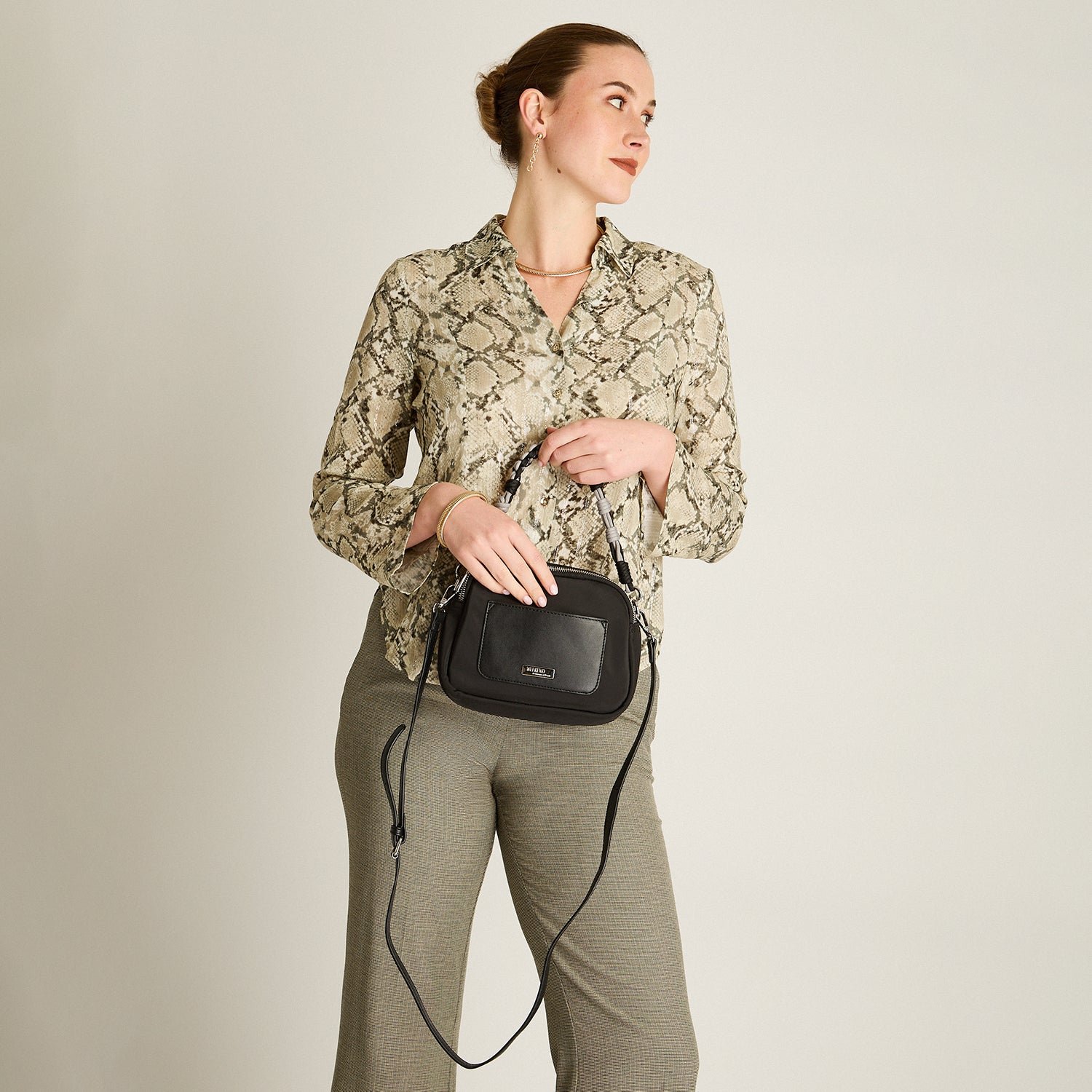 Cartera Negra con Asa Trenzada