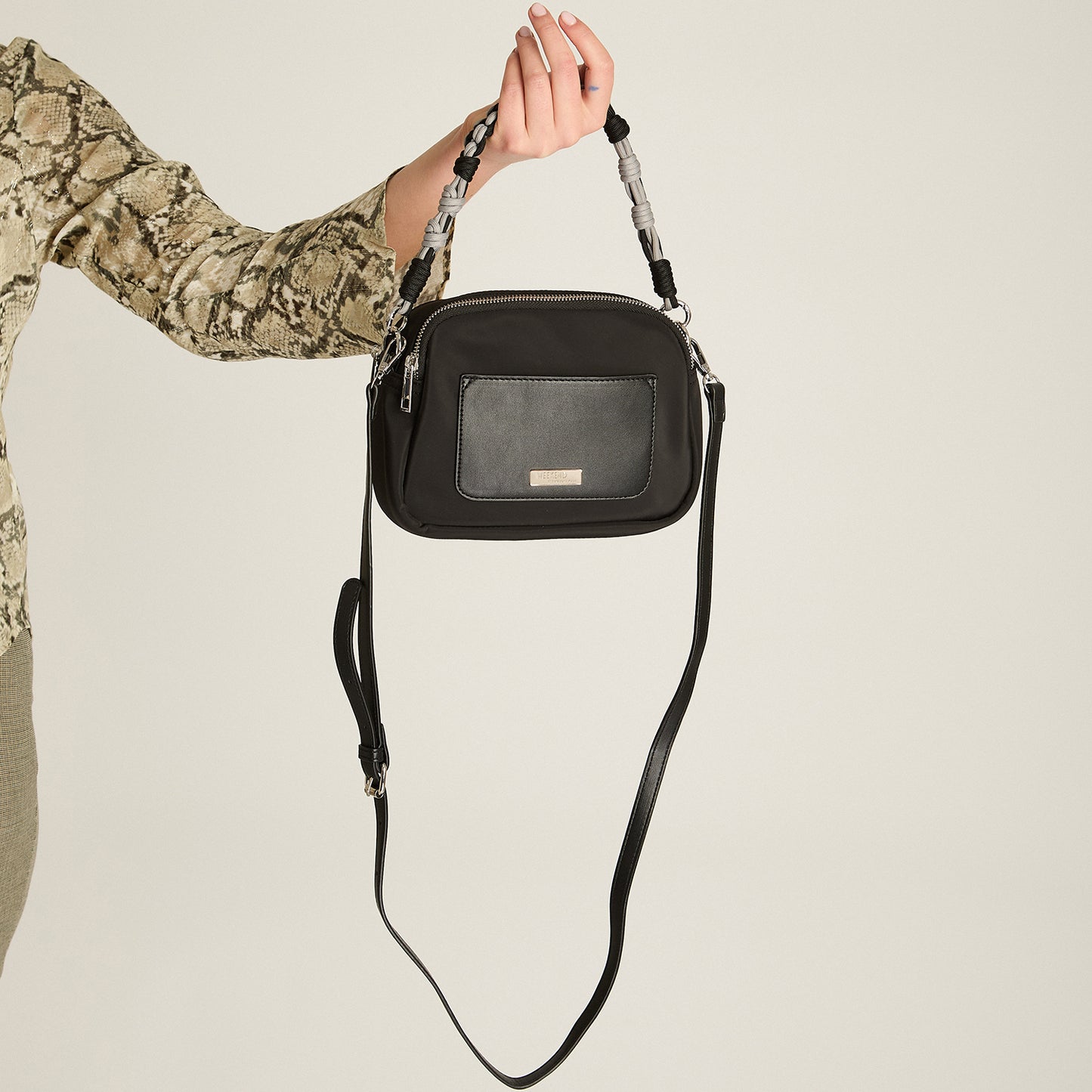 Cartera Negra con Asa Trenzada