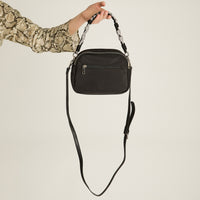 Cartera Negra con Asa Trenzada