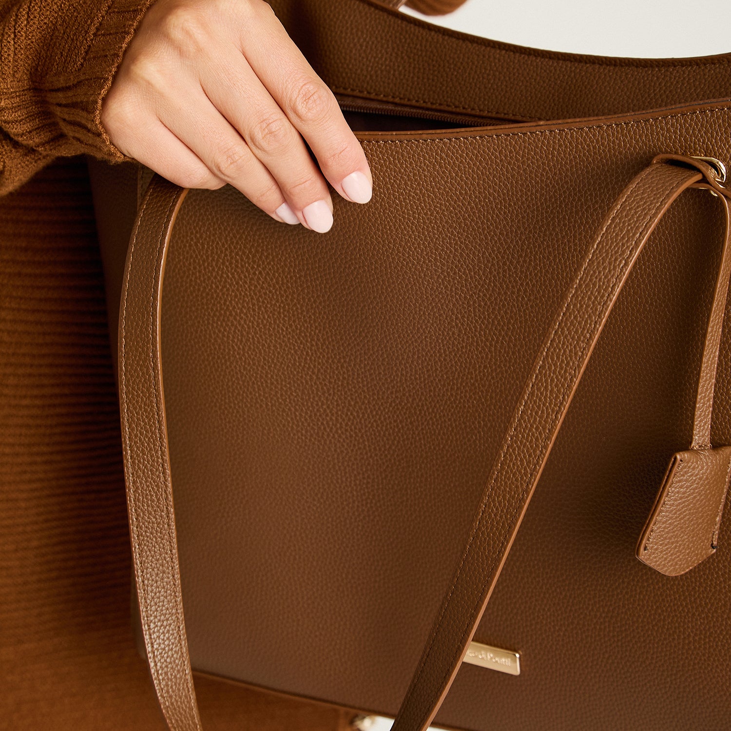 Cartera Cafe Elasticidad Nula Con Forro Calce Normal Tela Eco Cuero