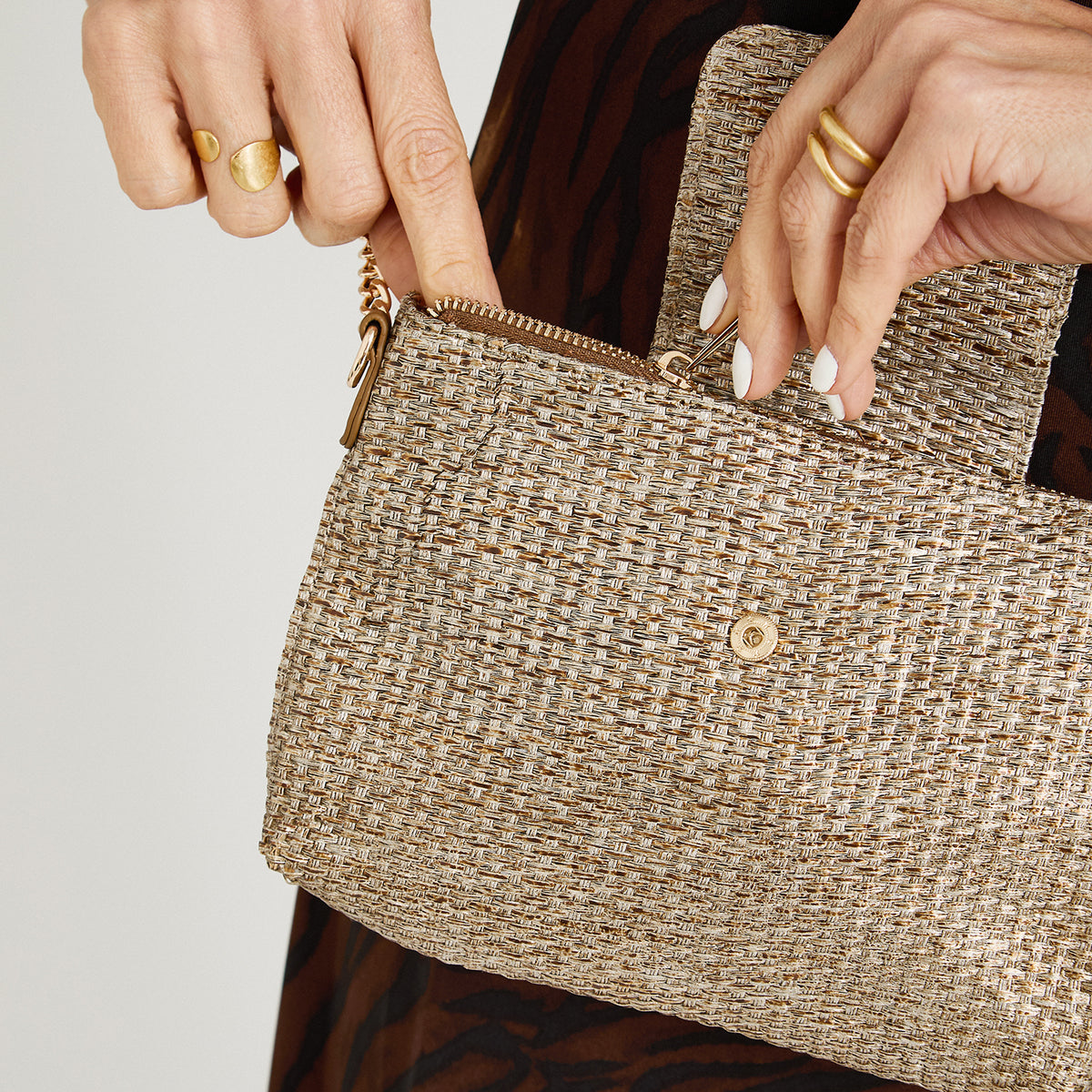 Cartera Bandolera de Raffia Metalizada Café