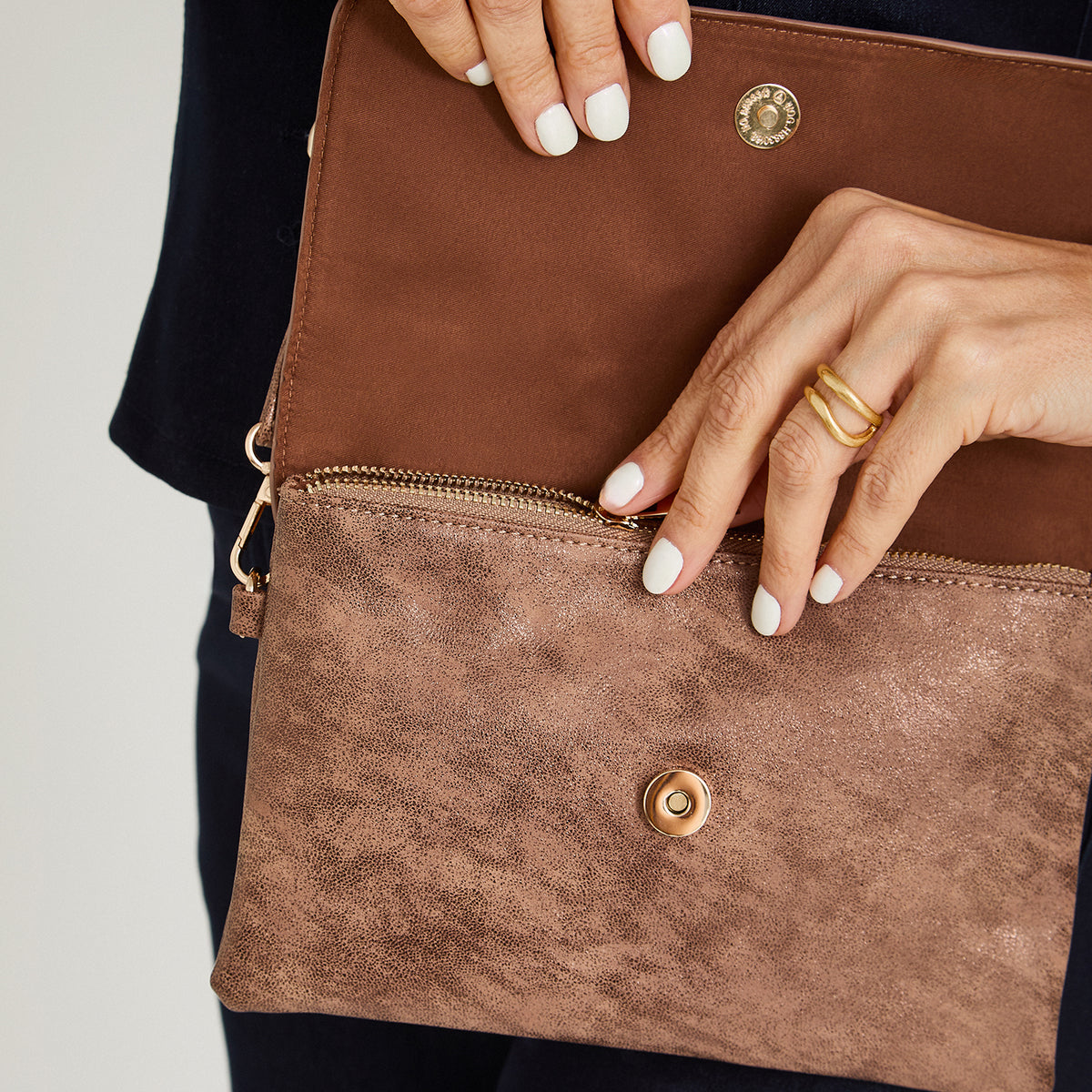 Cartera Metalizada Café