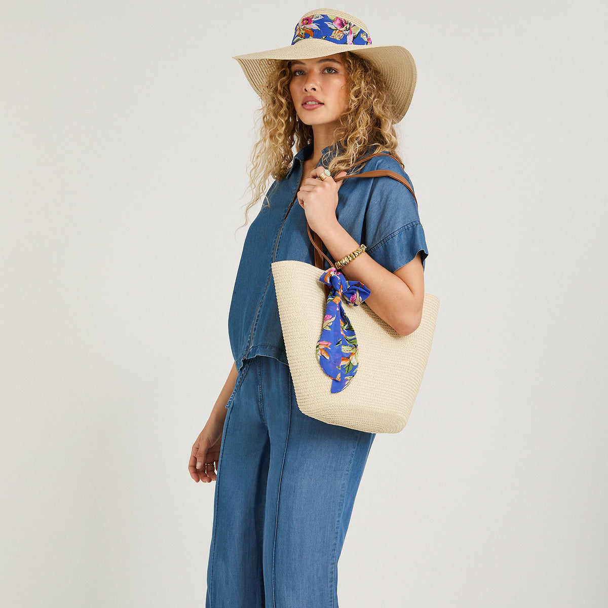 Cartera de Raffia con Pañuelo Crudo