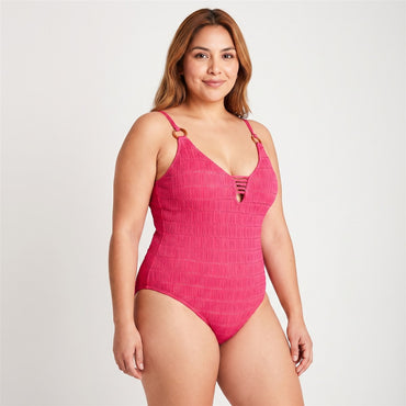 Traje De Baño 1 Pieza Con Detalle En Escote Magenta en modelo plus size