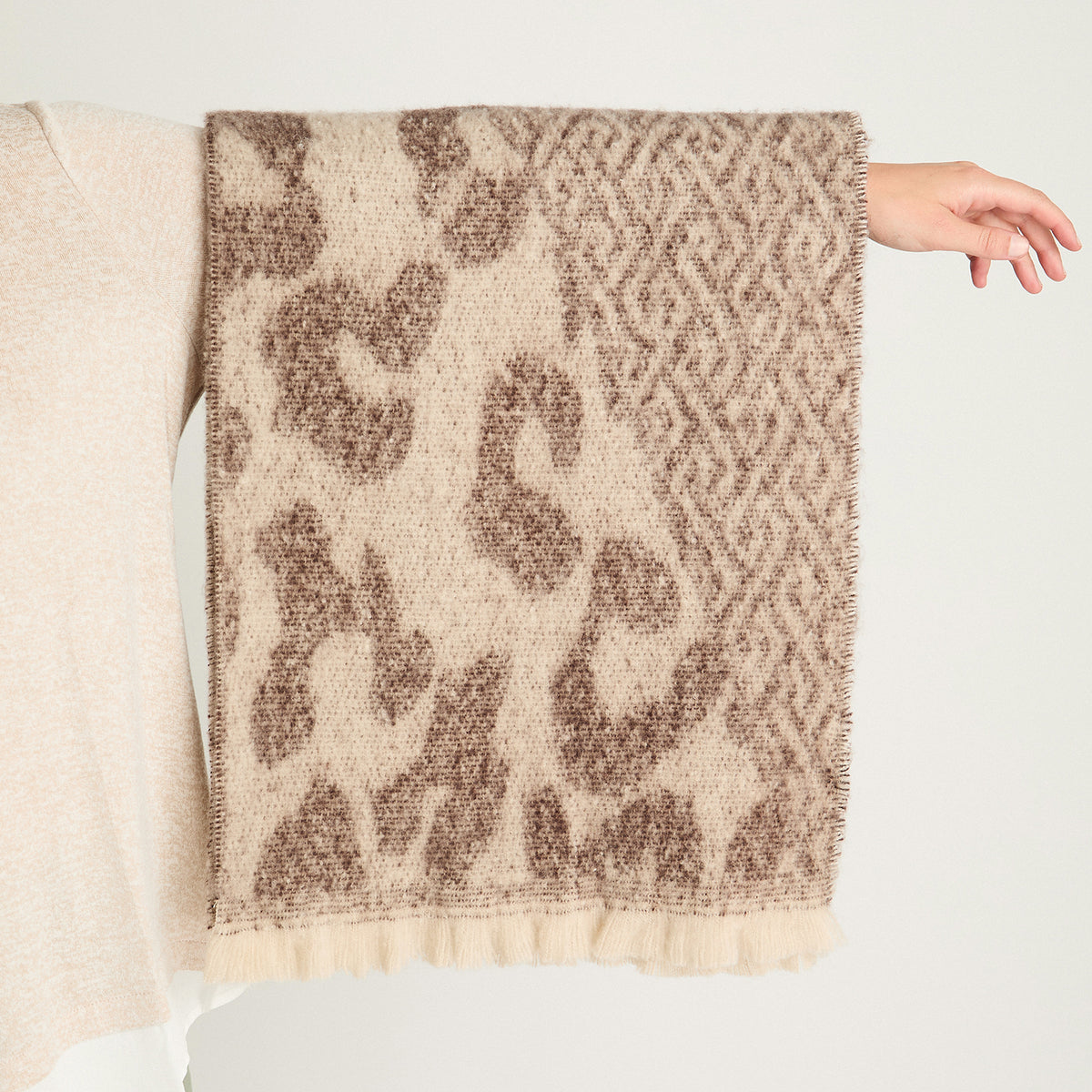 Bufanda Tejida Animal Print Beige Curvi