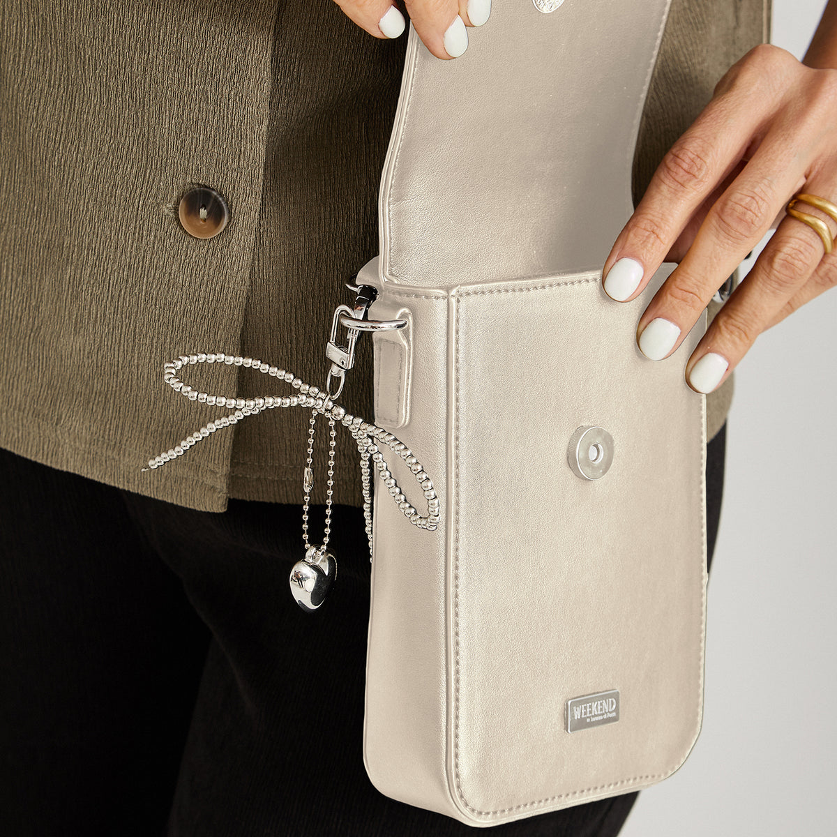 Porta Celular con Tapete Beige