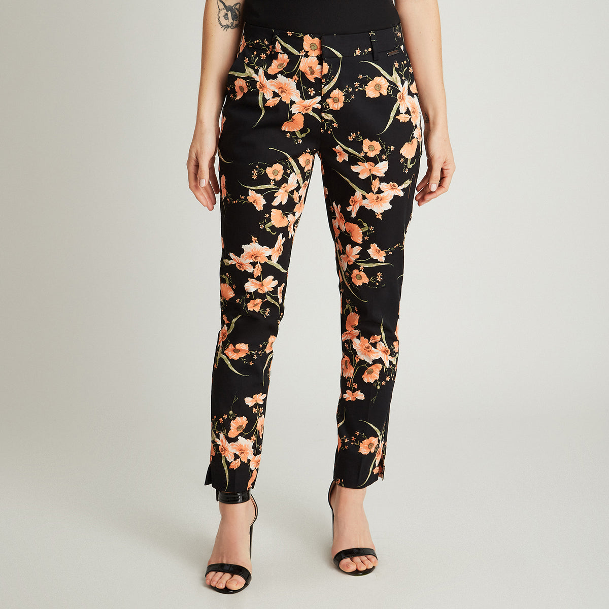 Pantalón Crop Negro Pitillo Estampado Floral