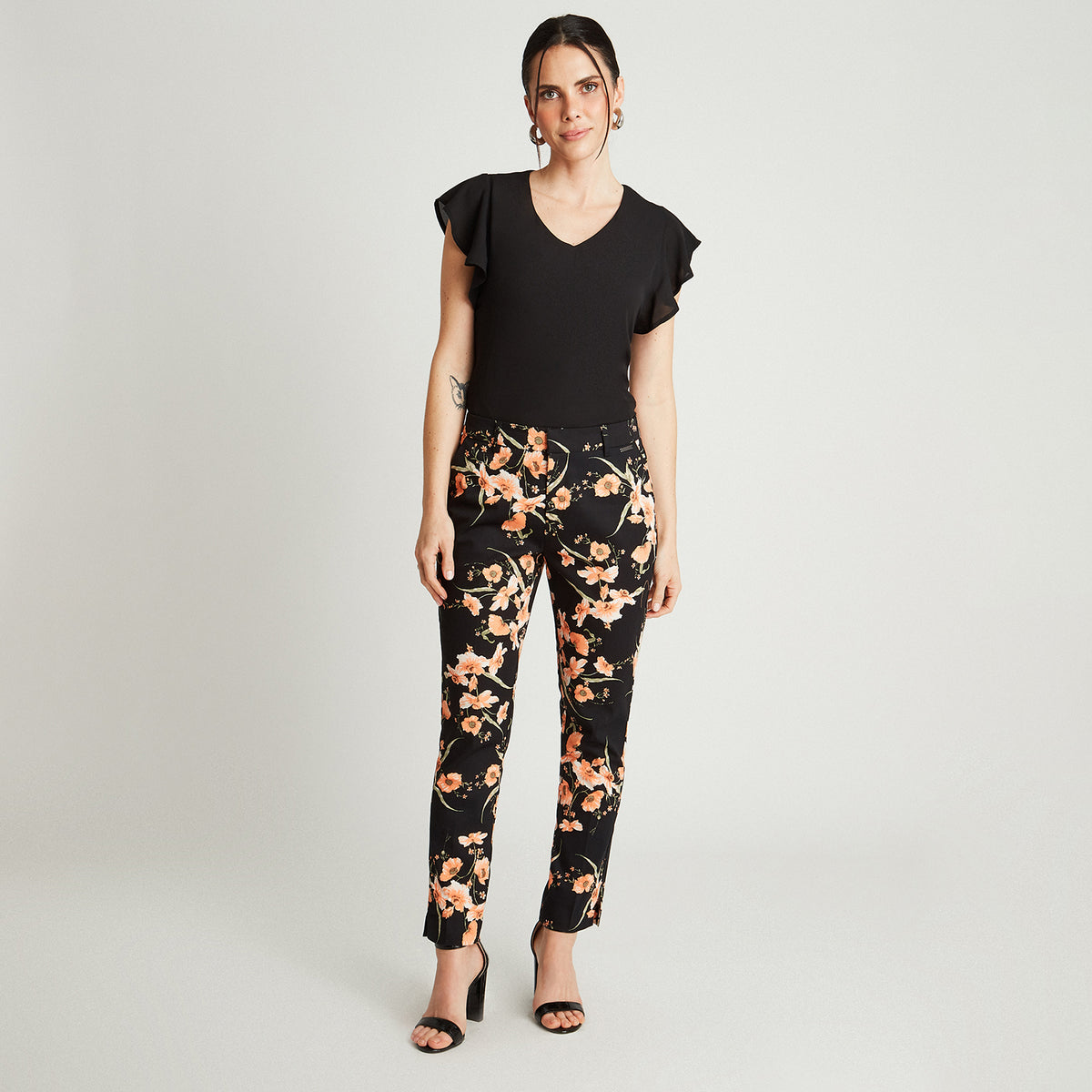 Pantalón Crop Negro Pitillo Estampado Floral