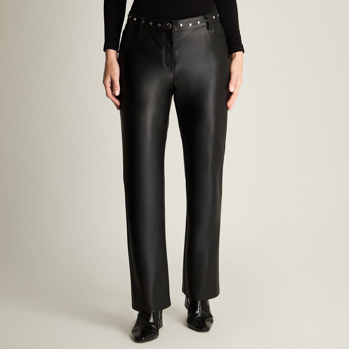 Pantalón De Pu Recto Con Tachas En Pretina Negro