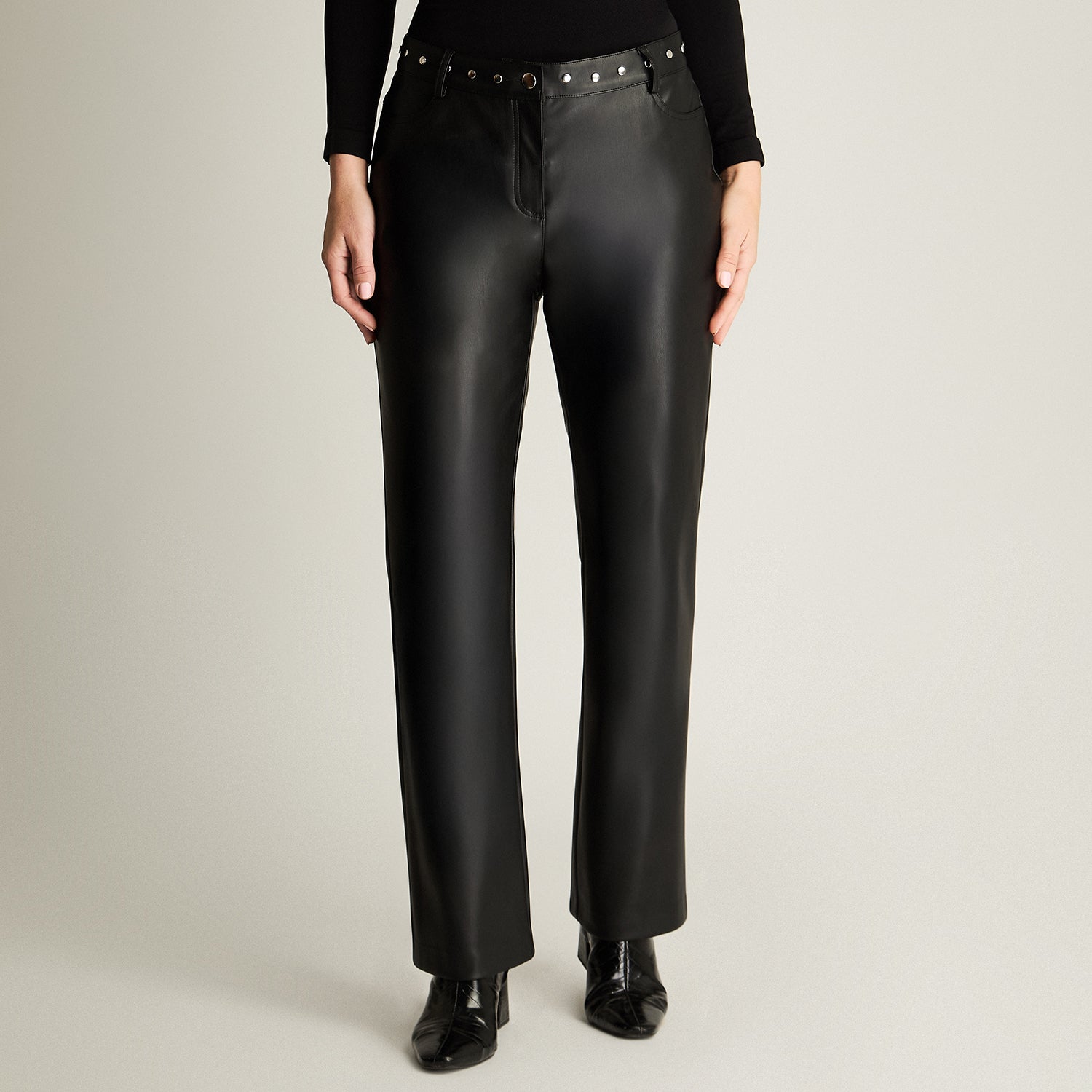 Pantalón De Pu Recto Con Tachas En Pretina Negro
