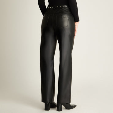 Pantalón De Pu Recto Con Tachas En Pretina Negro