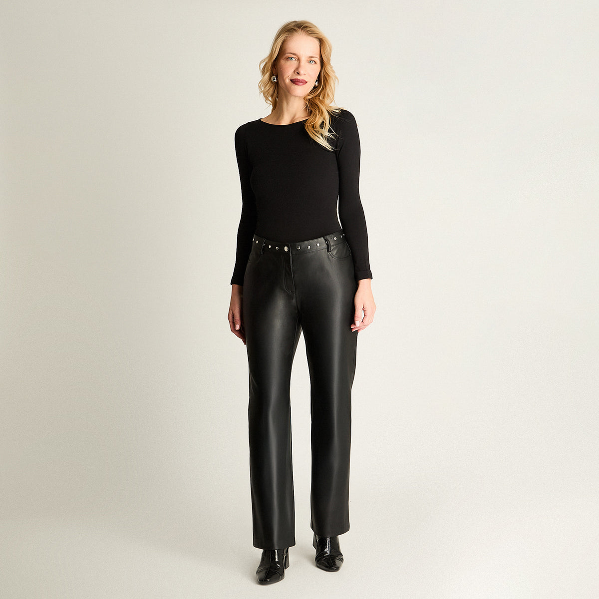 Pantalón De Pu Recto Con Tachas En Pretina Negro