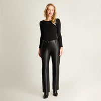 Pantalón De Pu Recto Con Tachas En Pretina Negro