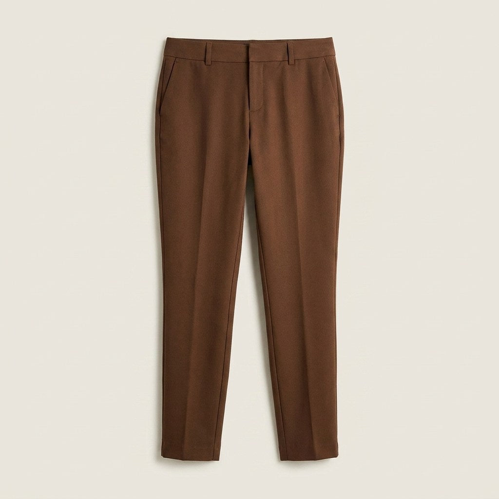 Pantalón Slim Fit Café en plano